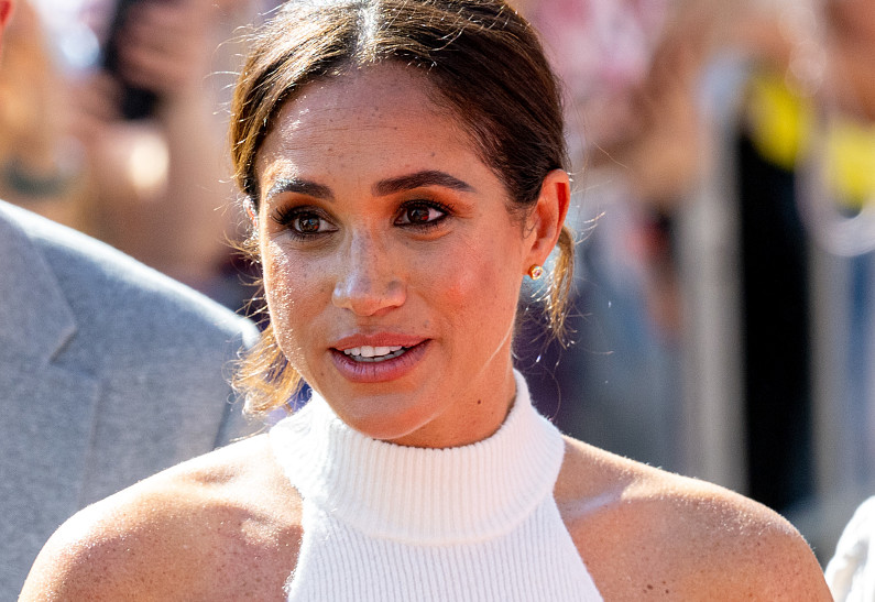 Идеальные формы! Меган Маркл в мини-платье появилась на публике. Фото!