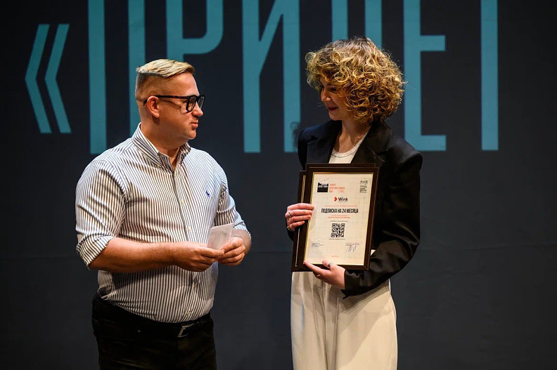 Гендиректор видеосервиса Wink Антон Володькин вручает спецприз режиссёру Елизавете Вотяковой