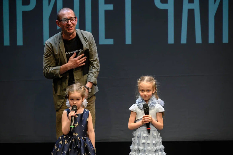 Константин Хабенский и ведущие церемонии Алиса и Арина