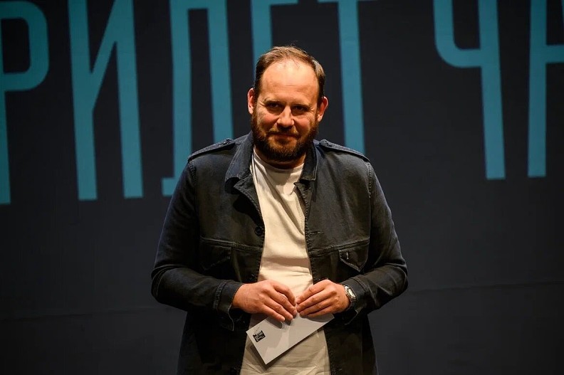 Гендиректор Медиа Телеком Александр Косарим вручает гран-при конкурса