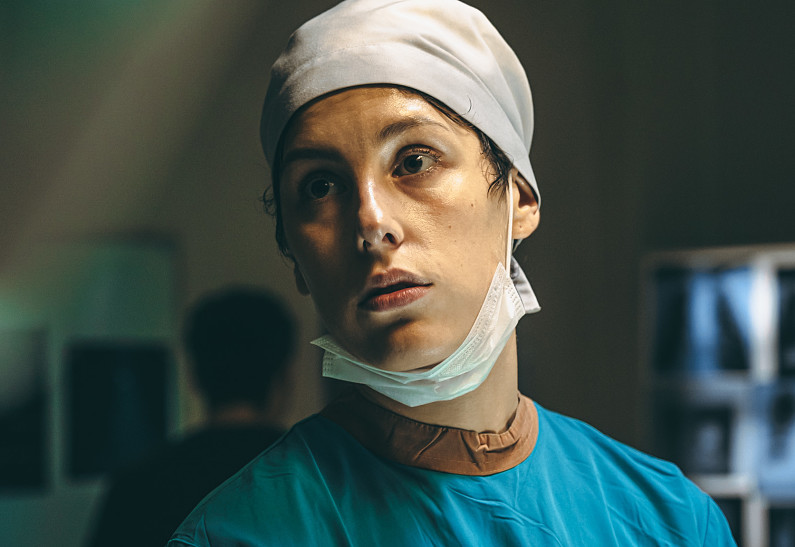 И еще раз о СOVID-19: Ирина Горбачёва, Даниил Воробьёв и Антон Батырев в фильме «Дыхание»