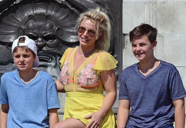 Бритни Спирс не общается со своими сыновьями уже около года