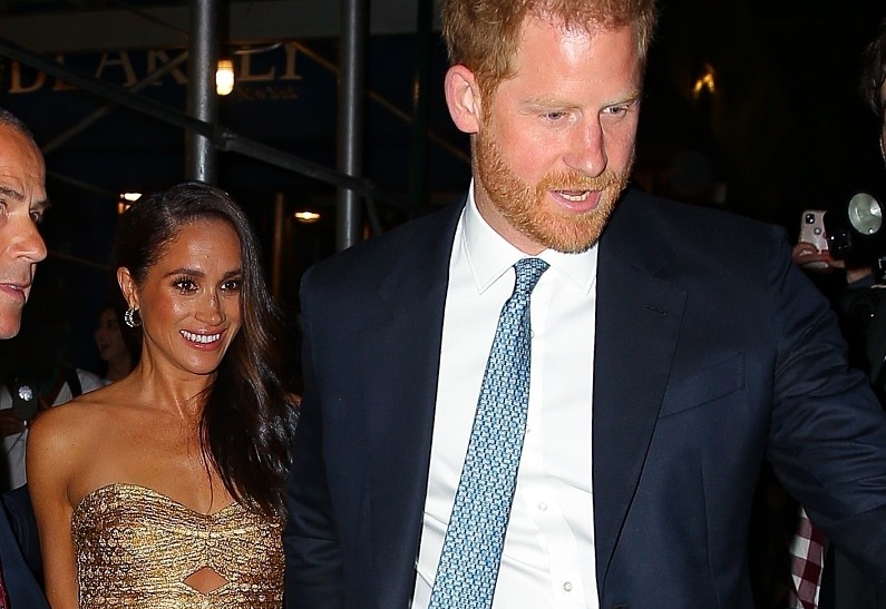 Что хотела сказать Меган Маркл королевской семье, появившись на мероприятии в золотом платье? Рассказываем!