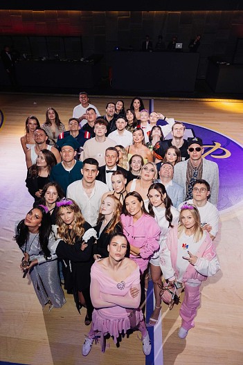 Адель Вейгель с гостями праздника