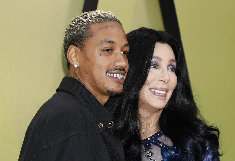 76-летняя Шер рассталась с бойфрендом после слухов о помолвке