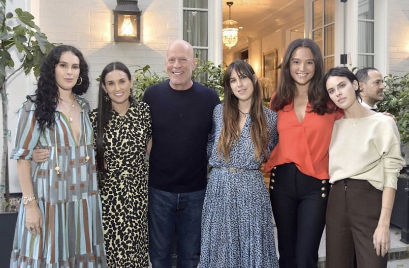 Деми Мур и Брюс Уиллис с дочерьми