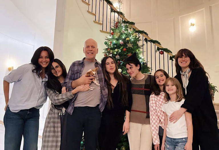 Брюс Уиллис с семьей