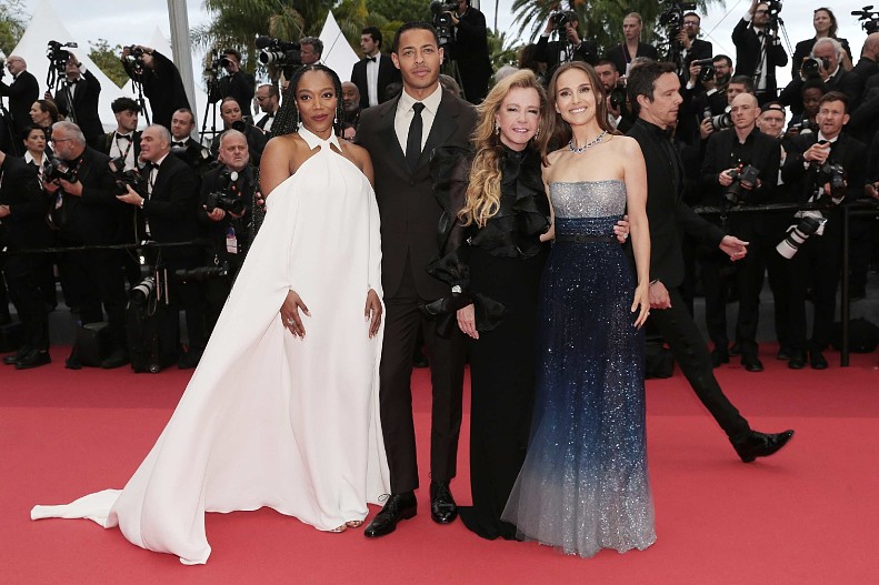 Наоми Экки (украшения Chopard),&nbsp;Дэрил МакКормак (часы Chopard), Каролина Шойфеле (украшения Chopard), Натали Портман (украшения Chopard)