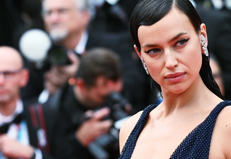 «Смело и дерзко»: Ирина Шейк в провокационном наряде появилась на красной дорожке Каннского кинофестиваля. Фото!