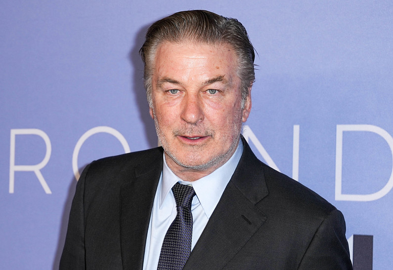 Алек Болдуин испугал официантку на светском мероприятии. Что произошло?