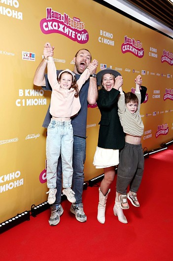 Денис Шведов и Александра Розовская с детьми