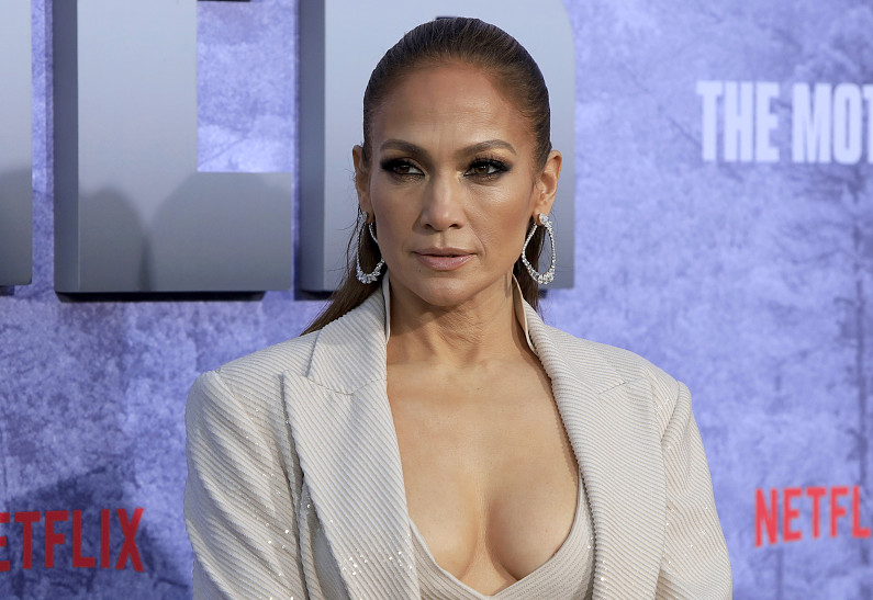 «А твой партнер трезв?»: Дженнифер Лопес раскритиковали за откровенную рекламу