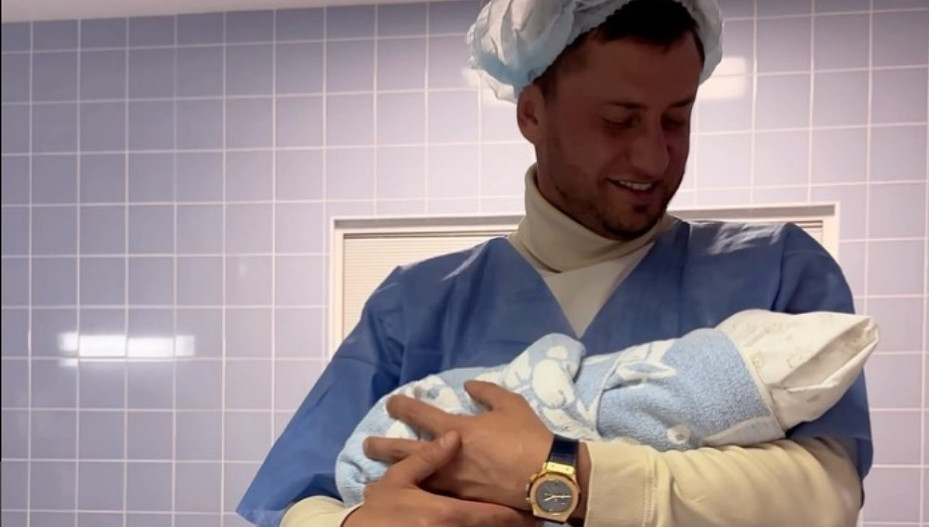 Павел Прилучный с новорожденным сыном