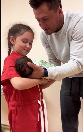 Павел Прилучный с дочерью Мией и новорожденным сыном