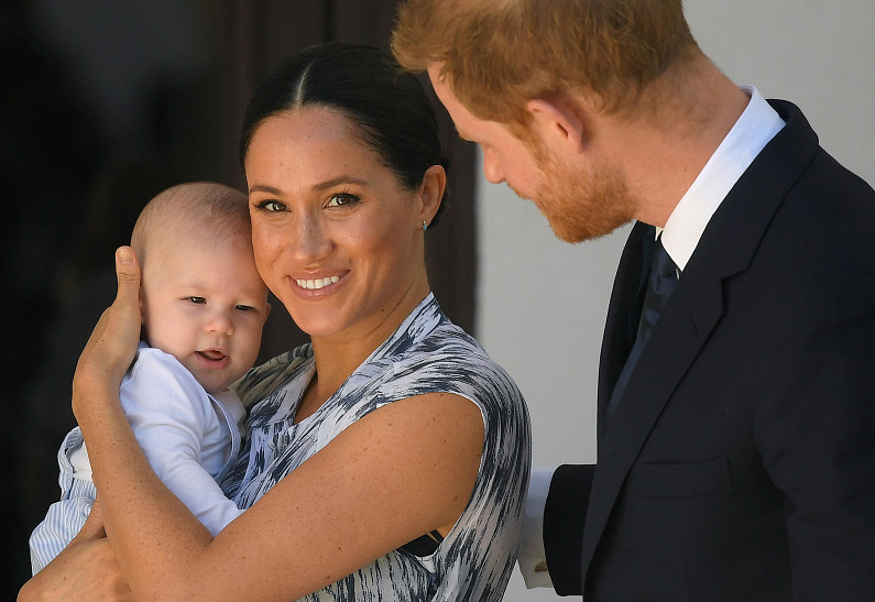 Меган Маркл жестко раскритиковали за то, что она запрещает Карлу III и Томасу Марклу видеться с ее детьми