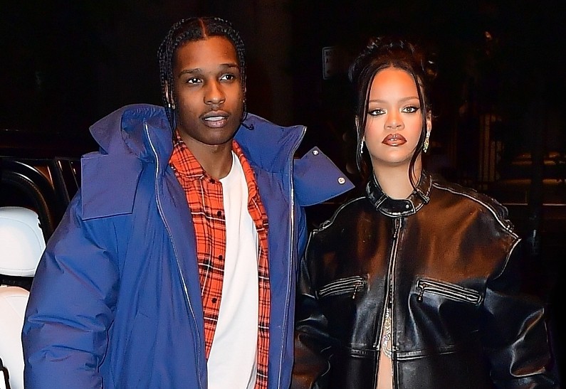 Новый выход: беременная Рианна появилась на публике в мини-юбке и кожаном плаще. Фото!