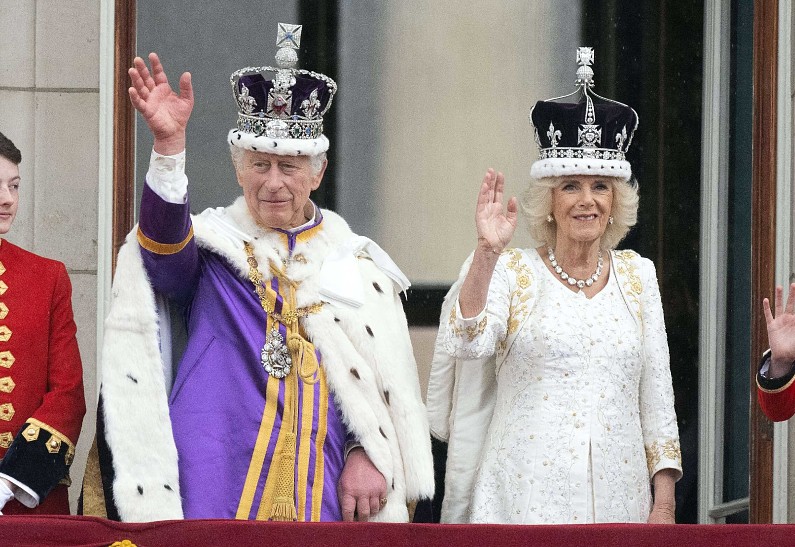 Карл III и королева Камилла появились на балконе Букингемского дворца вместе с членами королевской семьи. Фото!