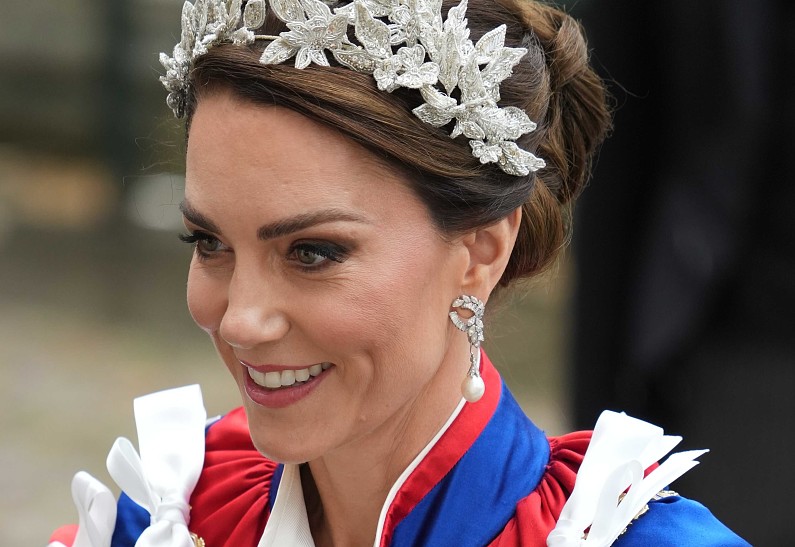 Кейт Миддлтон появилась на коронации в платье от Александра Маккуина цвета слоновой кости. Фото!