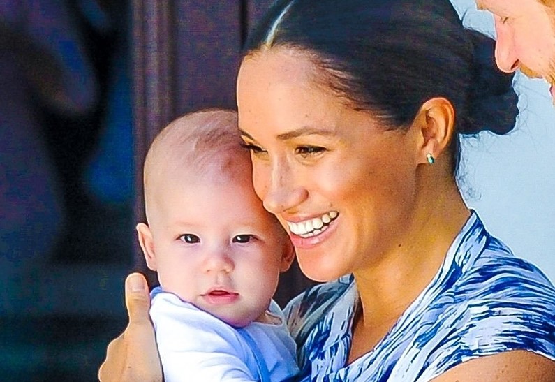 Домашний торт и хот-доги: Меган Маркл устроила скромную вечеринку в честь дня рождения сына Арчи