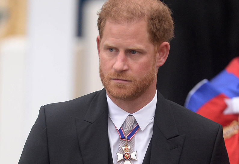 Принца Гарри намеренно игнорировали на коронации Карла III