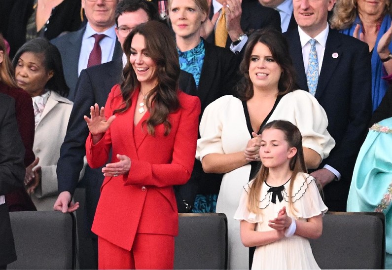 Кейт Миддлтон в красном костюме блистала на праздничном концерте в честь коронации Карла III