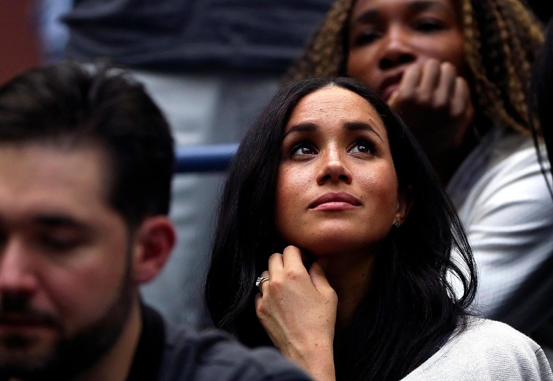 Теория заговора: переодетая до неузнаваемости Меган Маркл посетила коронацию Карла III? Фото!