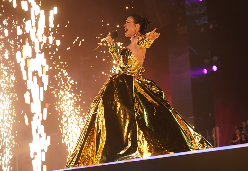 Кэти Перри в золотом платье с глубоким вырезом выступила на праздничном концерте в честь коронации Карла III