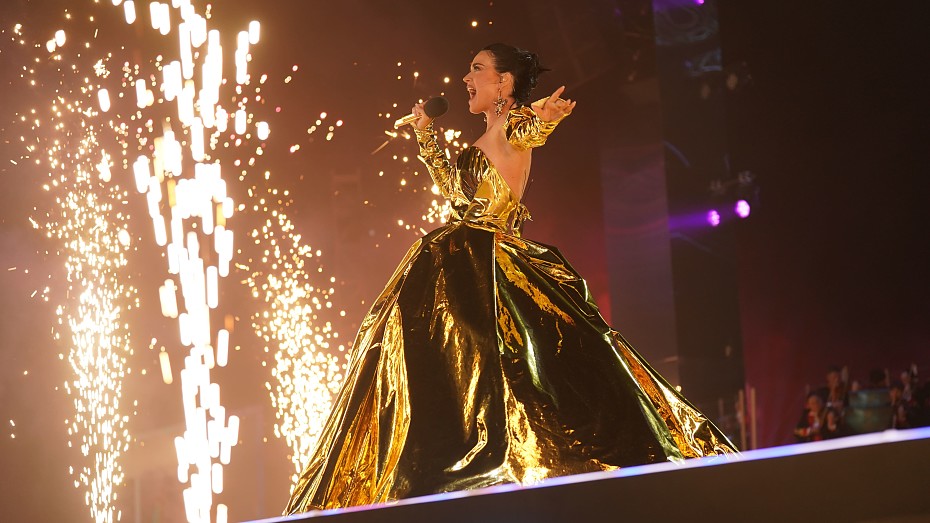Кэти Перри в золотом платье с глубоким вырезом выступила на праздничном концерте в честь коронации Карла III