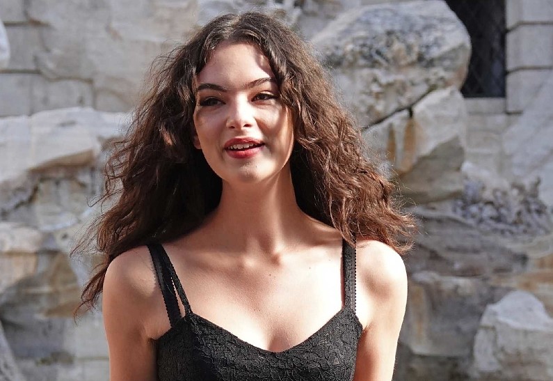 Дочь Моники Беллуччи и Венсана Касселя появилась на публике в полупрозрачном мини-платье. Фото!