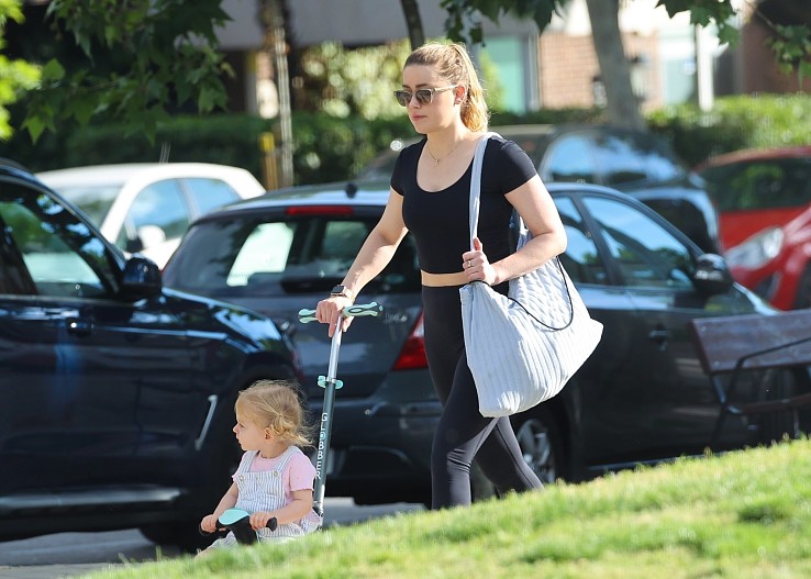 Эмбер Херд с дочерью