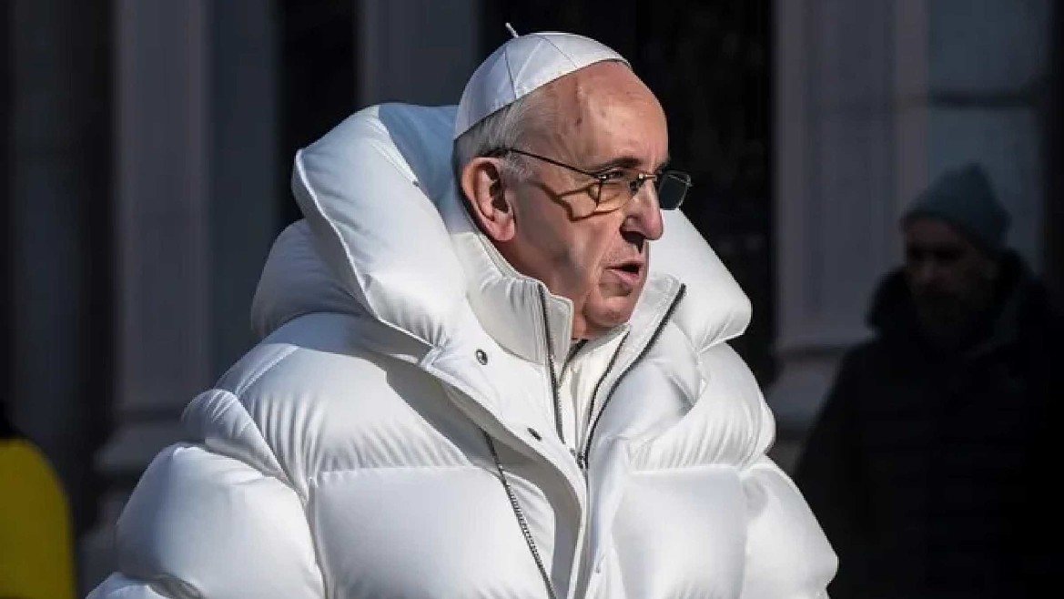 «Дутый» Папа Римский и кроссы с кружевами: как бренды используют нейросети