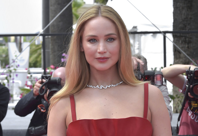 Дженнифер Лоуренс объяснила, почему вышла в сланцах на красную дорожку в Каннах