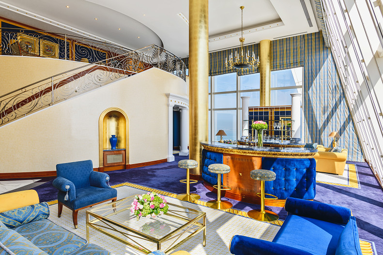 Изюминка всех номеров отеля — огромные окна  во всю стену, открывающие вид на Персидский залив