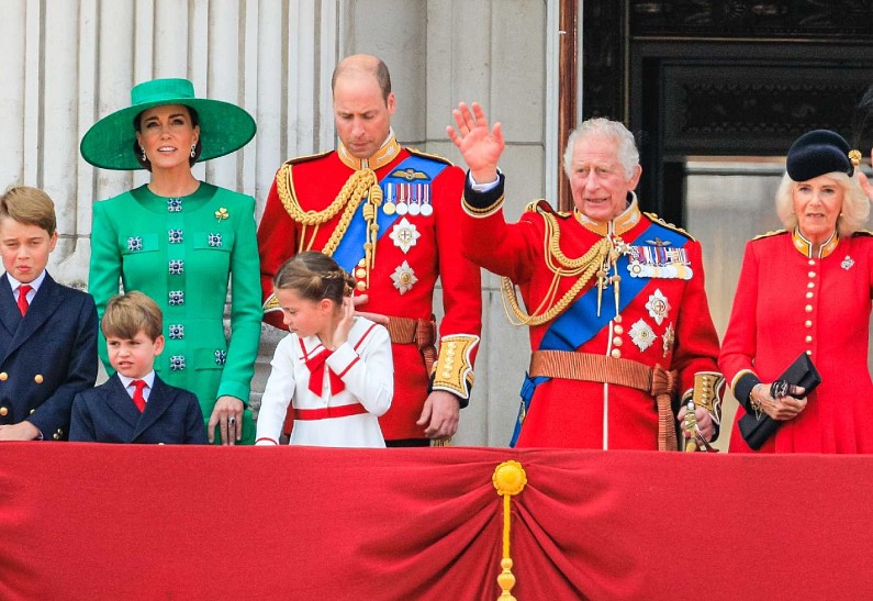 Карл III и королева Камилла, принц Уильям и Кейт Миддлтон с детьми на параде Trooping the Colour