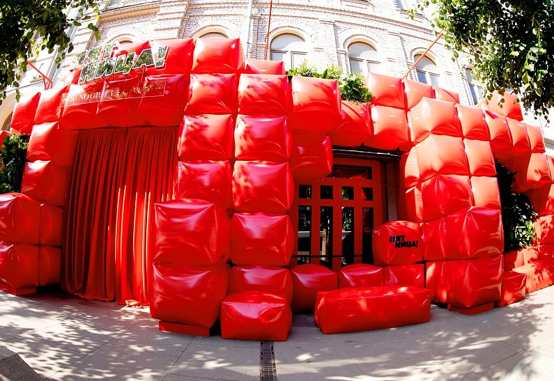 «Пятница!» открыла pop-up бар в центре Москвы