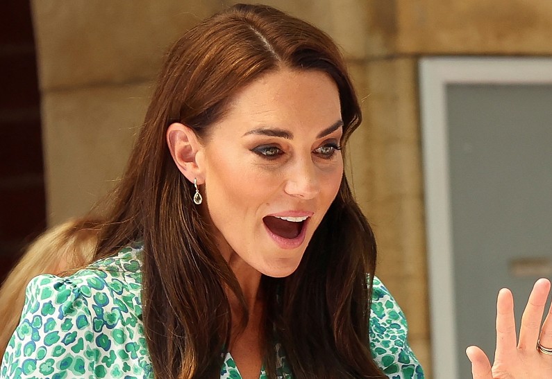 Кейт Миддлтон едва не испортила шелковое платье из-за неловкого момента с младенцем