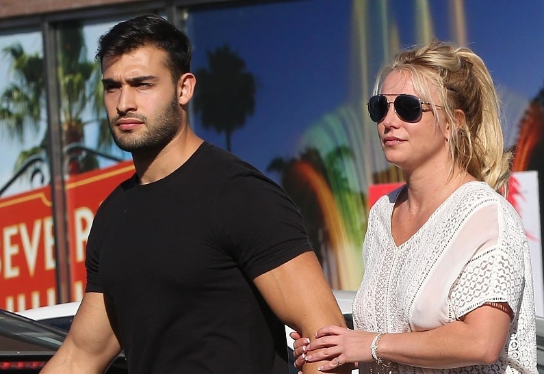 Страстный поцелуй: Бритни Спирс и Сэм Асгари публично продемонстрировали свои чувства после примирения