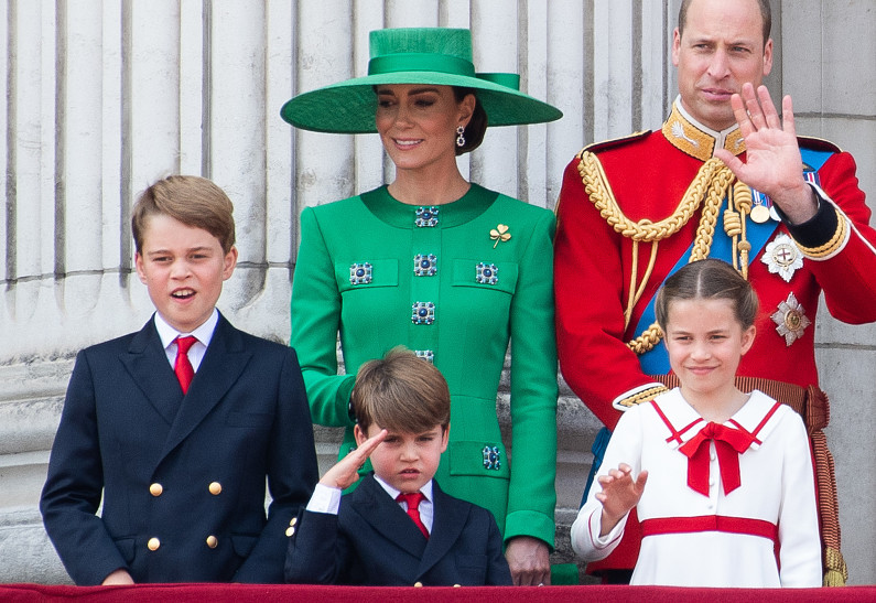 «Сделал этот вечер»: младший сын принца Уильяма и Кейт Миддлтон вновь трогательно кривлялся на балконе Букингемского дворца