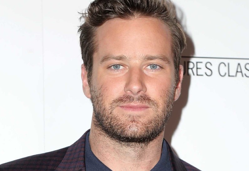 Арми Хаммера заметили в ресторане с Алисией Викандер после обвинений в изнасиловании