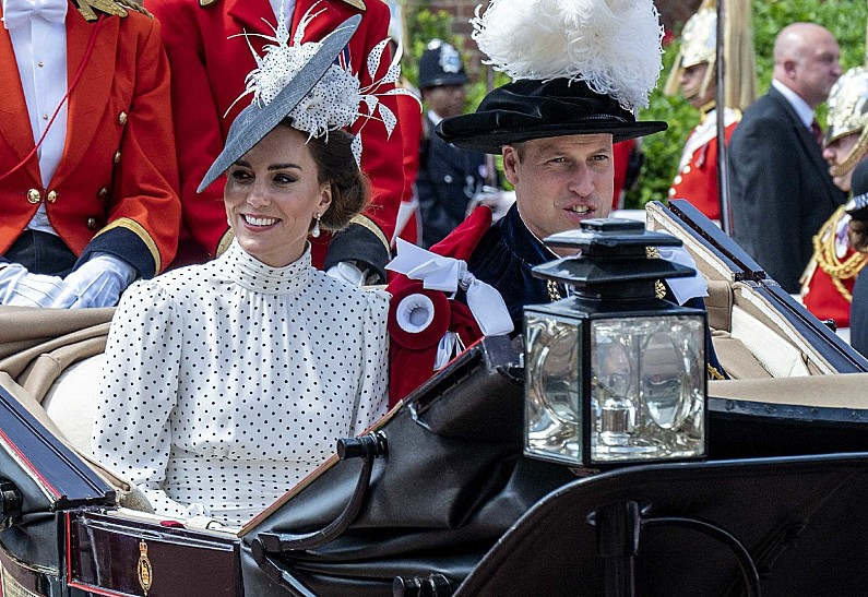 Идеальный реверанс: Кейт Миддлтон в стильном образе ретро отдала дань уважения Карлу III и королеве Камилле