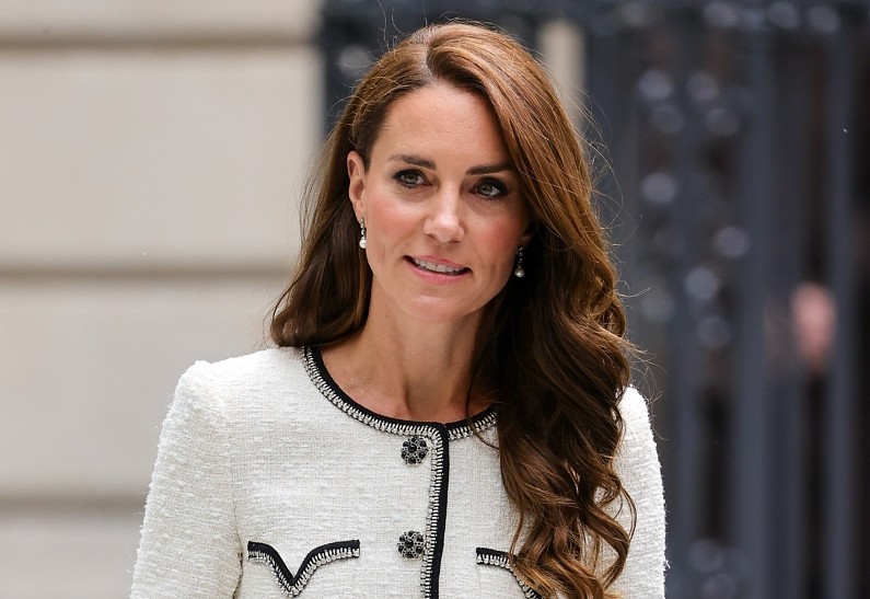 Кейт Миддлтон в изящном белоснежном наряде появилась на открытии Национальной портретной галереи. Фото!