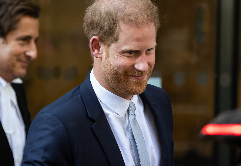 Королевская семья намекнула, что всё еще ждет возвращения принца Гарри. И это очень трогательно!