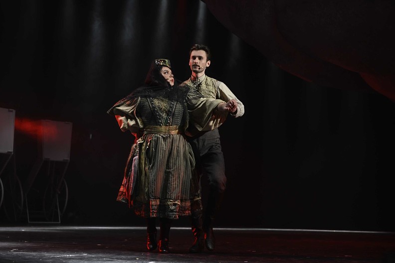 Мария Сокова (Сара) и Арсентий Журид (Котэ) в спектакле Виктора Крамера «Авлабар, или Новая Ханума»