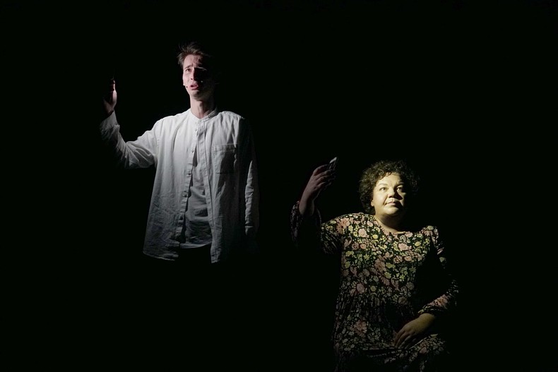 Арсентий Журид (Тахир) и Мария Сокова (Антонина Ивановна) в спектакле Елизаветы Бондарь «Тахир и Зухра»