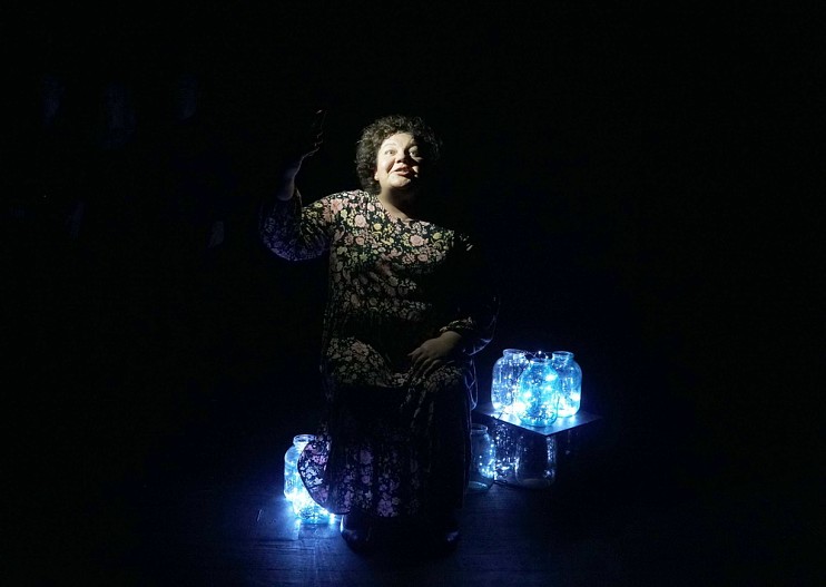 Мария Сокова (Антонина Ивановна) в спектакле Елизаветы Бондарь «Тахир и Зухра»