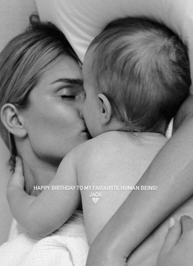 Роузи Хантингтон-Уайтли с сыном