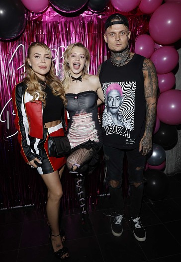 Карина Кросс, Юля Гаврилина, Дмитрий Разваров (NeVampire)