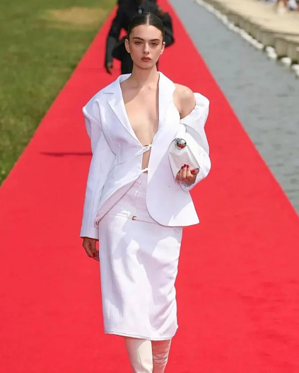 Дева Кассель