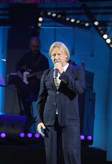 Дмитрий Харатьян