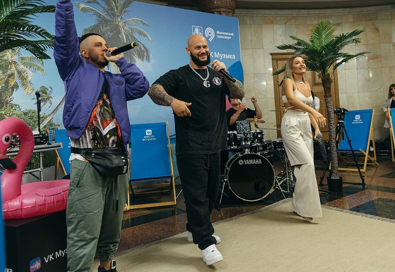 Джиган представил свой новый альбом в метро: превратил Курскую в летний курорт